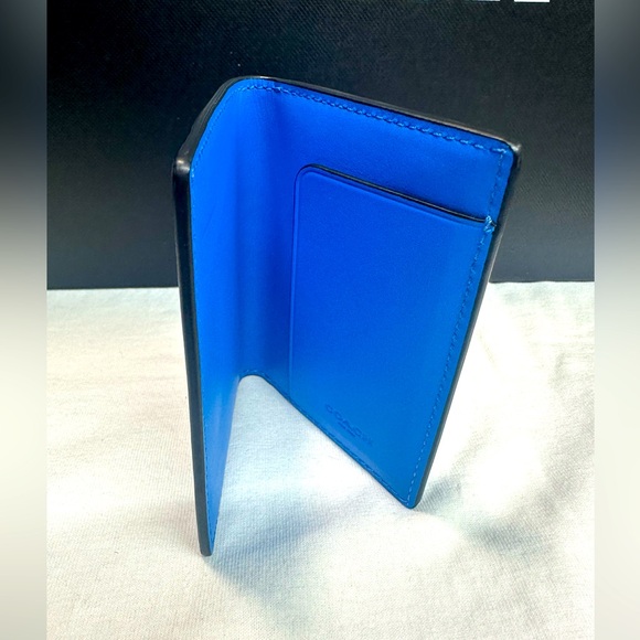 Coach Magnetic Card Case In Signature .  New no tag - Picture 2 of 4